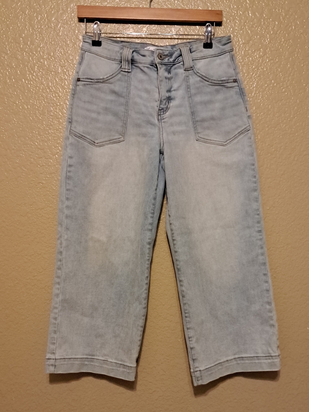 KanCan Light Wash High-Rise Cropped Jeans. Size 27.